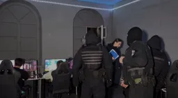 Бойцы ОМОН в бронежилетах и масках прошлой ночью провели рейды в геймерских клубах Челябинска