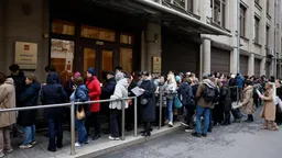⭕️ В Москве неравнодушные люди пришли подать в Администрацию президента обращения в поддержку петербургской группы Stoptime